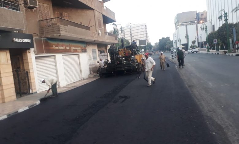 69141 محافظ أسيوط يتفقد رصف شارع الثورة (9)1695804244