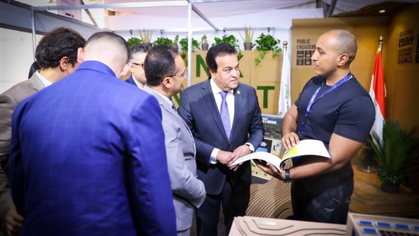 وزير الصحة والسكان يتفقد جناح الهيئة العامة للرعاية الصحية.. ويشيد بنجاح منظومة "التأمين الشامل" 1 8691694179204