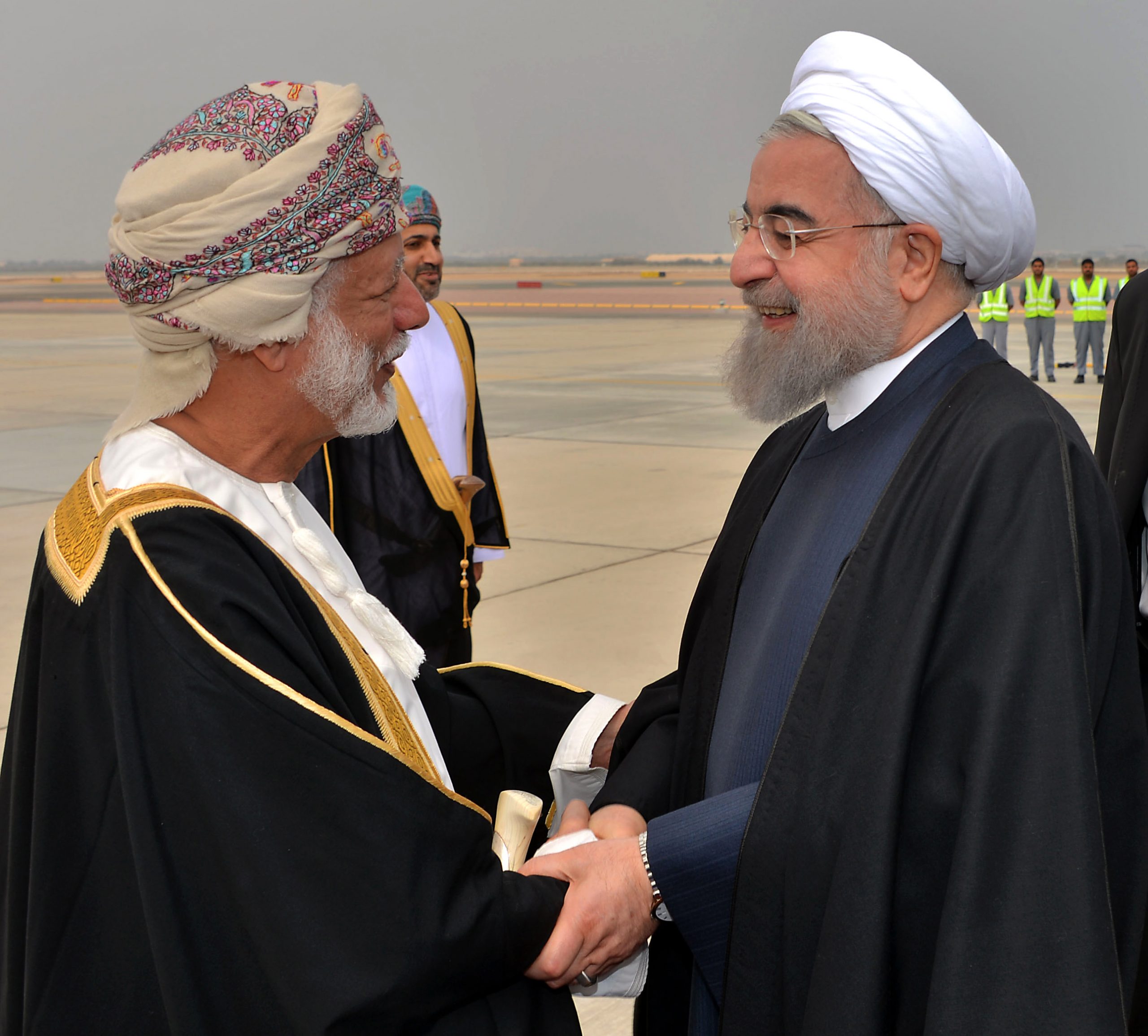 941971 السلطان قابوس يستقبل الرئيس الإيرانى عقب وصوله سلطنة عمان (2)1695403685 scaled