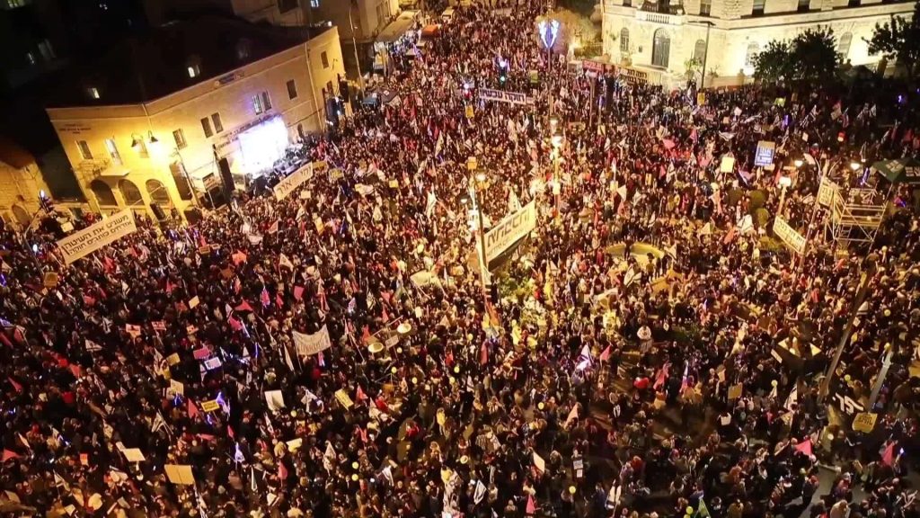 عشرات الآلاف يتظاهرون ضد الحكومة الإسرائيلية للأسبوع الـ38 على التوالي 1 B4yv5jFiX2sKtN1Q1695496744