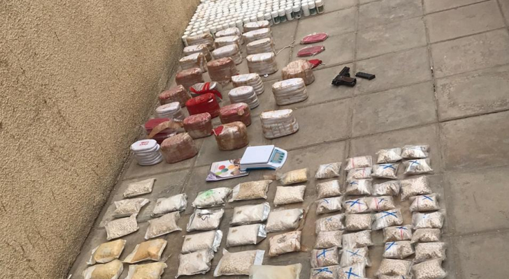 ضبط كميات كبيرة من المواد المخدرة وتنفيذ 800 حكم قضائي متنوع في حملتين بدمياط وأسوان 1 d1Y7c62A1DooD1VckH6dENUuXfqyj9uJUWcXBodg1694428443