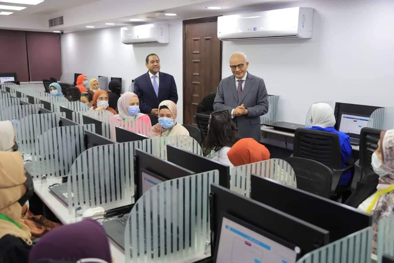 وزير التربية والتعليم ومحافظ الإسكندرية يتفقدان مشروع الزى المدرسي بمدرسة رشدي الصناعية الفنية 1 elaosboa859161694869323