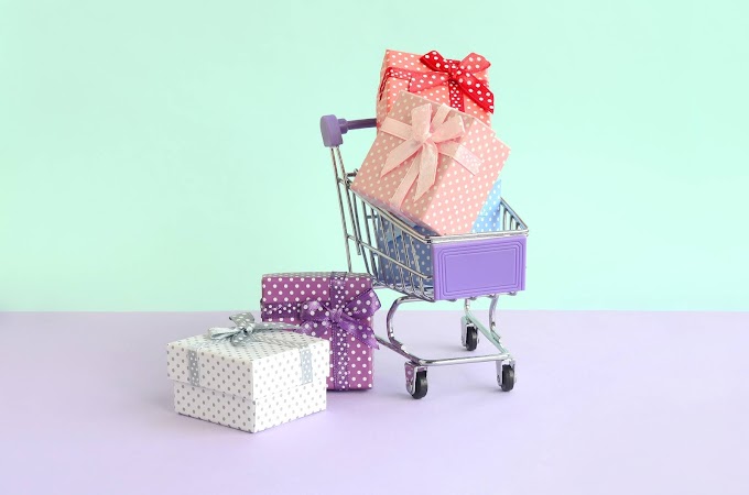 جلوبال (1): Hollyland تعرض حلولًا للبث المباشر وتصوير الفيديو في معرض البث الدولي IBC 2023 1 small gift boxes of different colors with ribbons G6MYV2F1694061843
