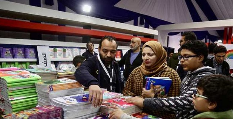 توافد عشرات الآلاف على معرض القاهرة الدولي للكتاب لليوم الثالث على التوالي1695822423