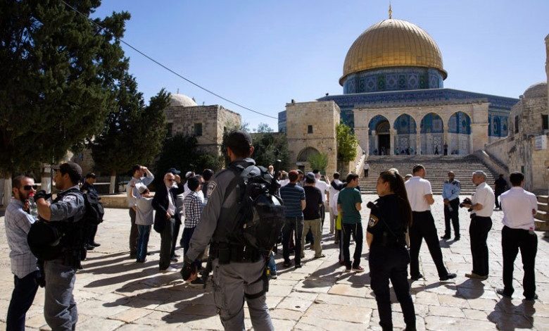 عشرات المُستوطنين الإسرائيليين يقتحمون "الأقصى" بحماية قوات الاحتلال في ذكرى "عيد الغفران" 1 عشرات المستوطنين يقتحمون الأقصى بحماية الاحتلال1695534603