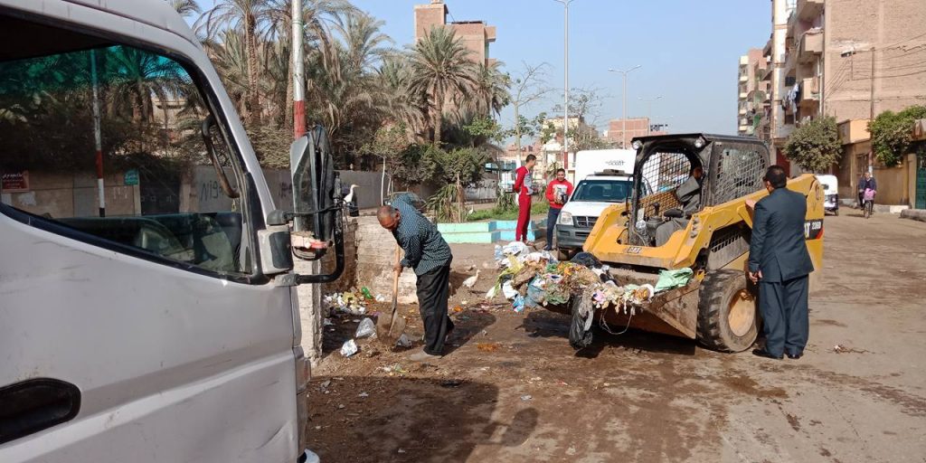 استمرار حملات النظافة ورفع 320 طنا من تراكمات القمامة بمدينة أسوان 1 استمرار حملات النظافة المكثفه بالقنايات1696165324