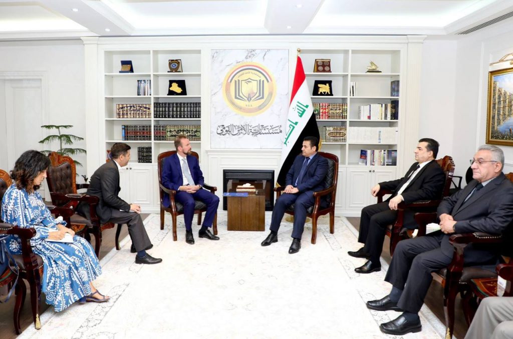 مستشار الأمن القومي العراقي يؤكد مضي بلاده في تنفيذ كافة فقرات الاتفاق الأمني مع إيران 1 مستشار الأمن القومي العراقي قاسم الأعرجي مع سفير الاتحاد الأوروبي ڤيليه ڤاريولا – إنترنت1696256942