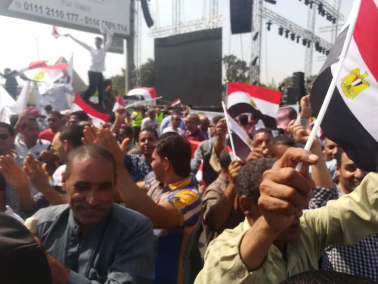 ملايين المواطنين يحتشدون في الميادين والشوارع الرئيسية... إضافة أولى 1 10 1