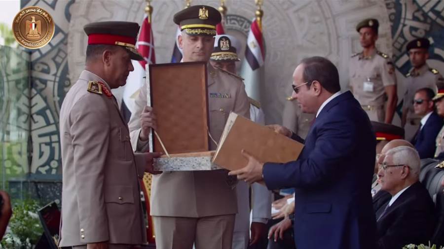هدية تذكارية من أوائل خريجي الأكاديمية العسكرية للرئيس السيسي 1 10203531697133182