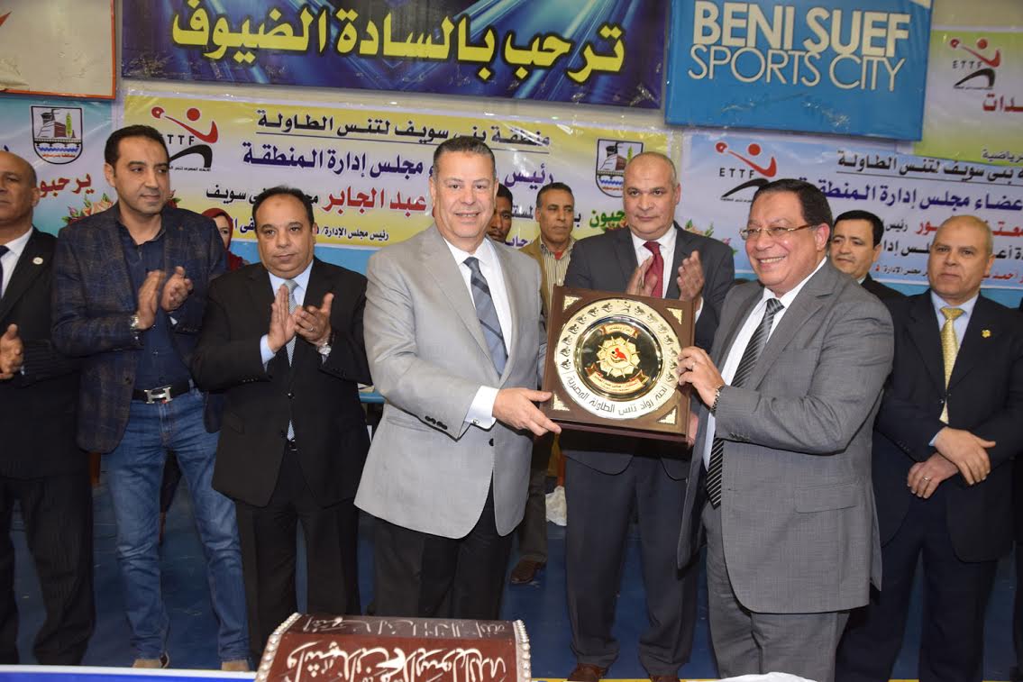 109152 محافظ بني سويف يسلم الجوائز للفائزين في البطولة (5)1696854904