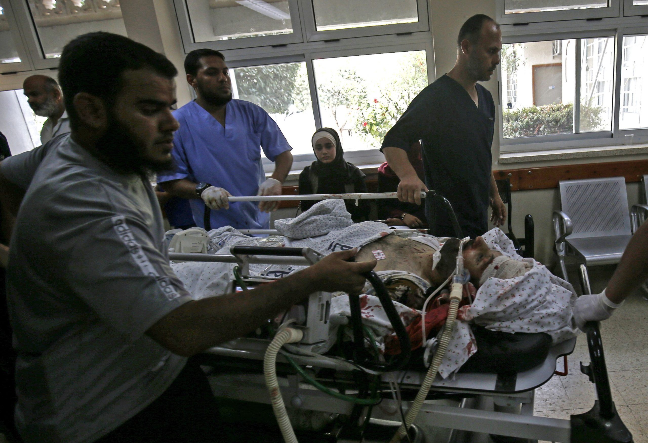 1154012 جريح فلسطيني إلى مستشفى خان يونس1696667165 scaled
