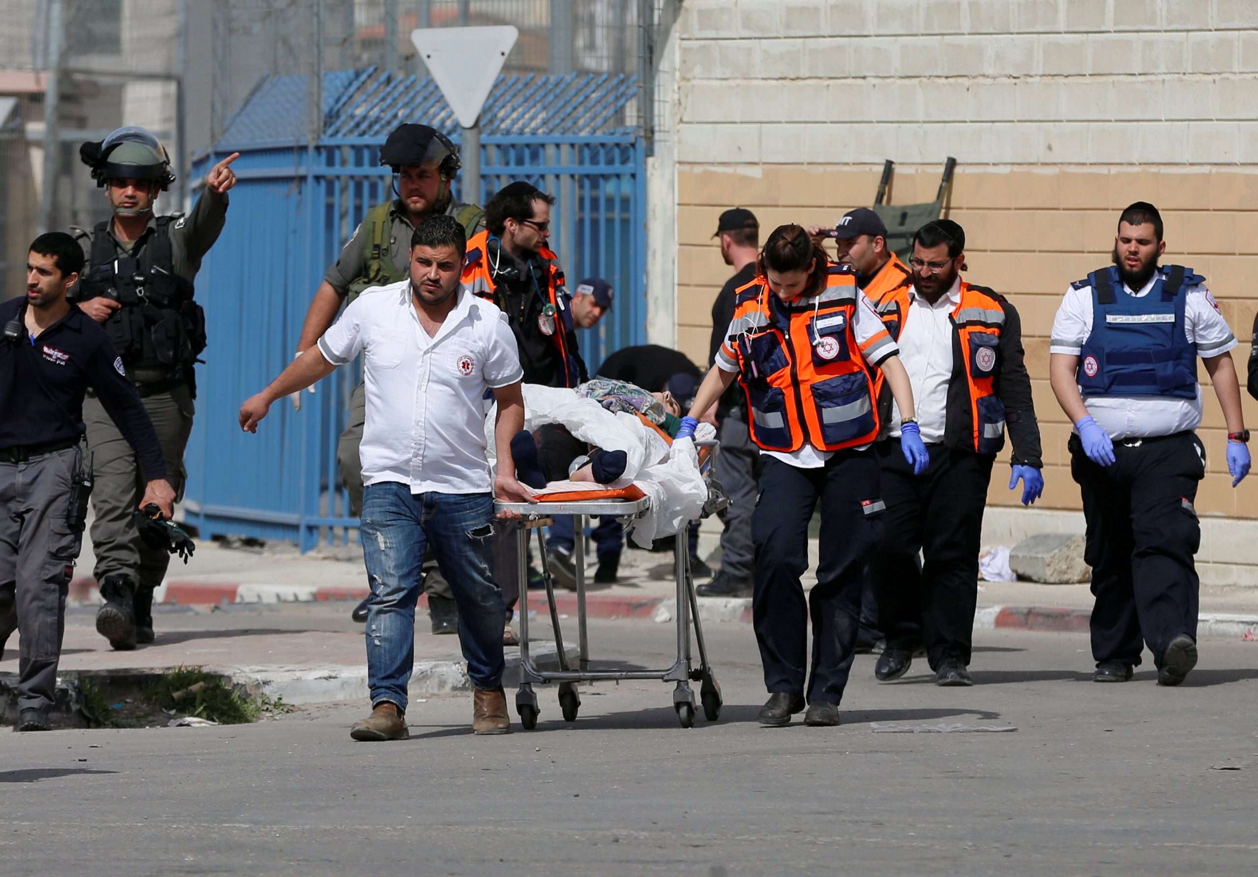 1223508 مسعفون وقوات الاحتلال ينقلون فتاة فلسطينية بعد اصابتها برصاص الجيش الاسرائيلى1697131324 scaled