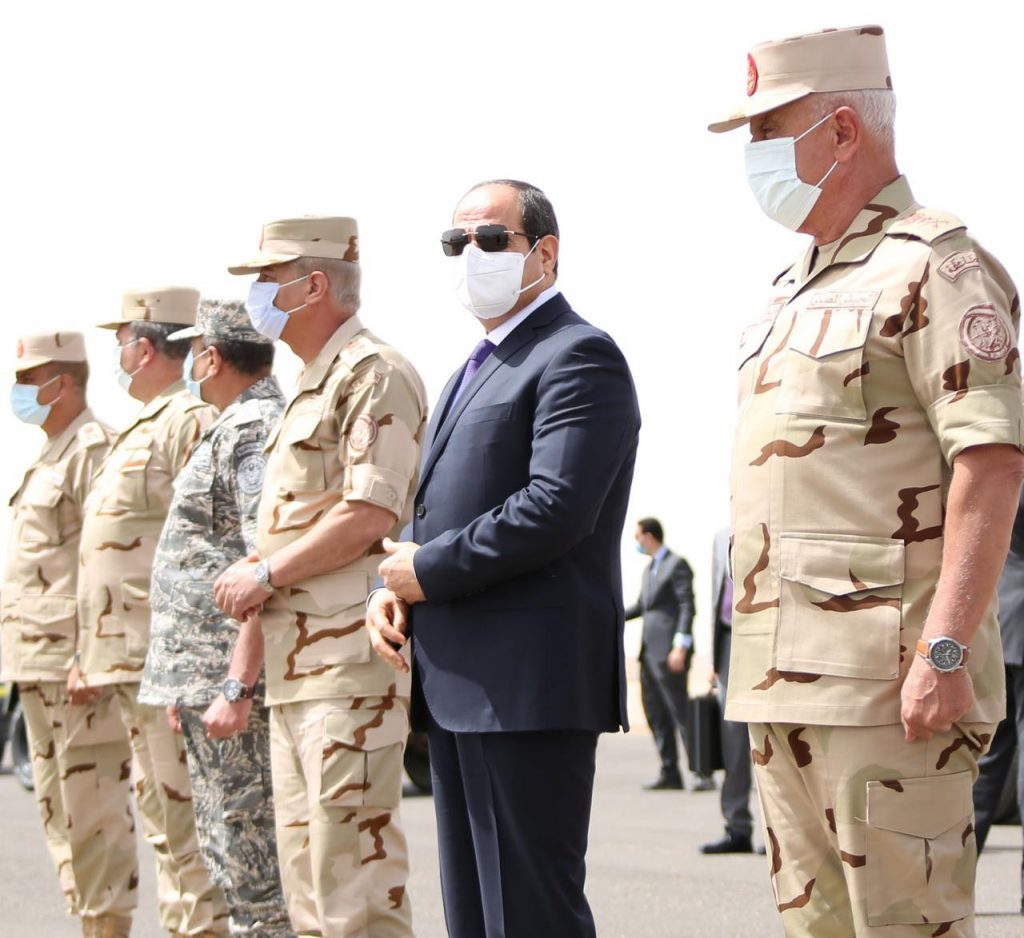 الرئيس السيسي يشهد اصطفاف تفتيش حرب الفرقة الرابعة المدرعة بالسويس ........إضافة ثانية 1 159266853411698221882