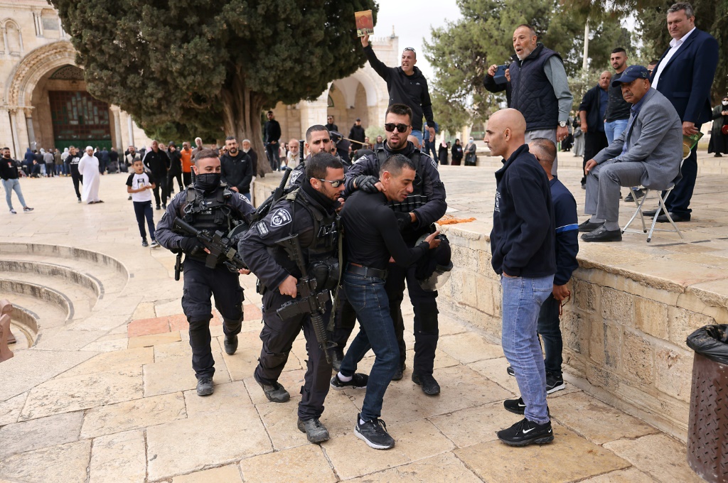 الاحتلال الإسرائيلي يعتقل 52 فلسطينيًا من مناطق متفرقة بالضفة الغربية 1 1671024580blobid01698740763