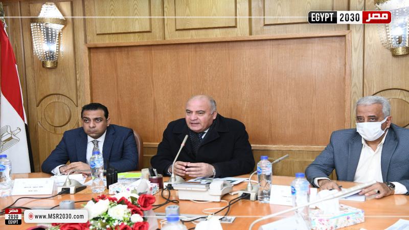 محافظ قنا يفاجئ عددا من السلاسل التجارية للاطمئنان على تطبيق مبادرة تخفيض الأسعار 1 174724 W1698607383