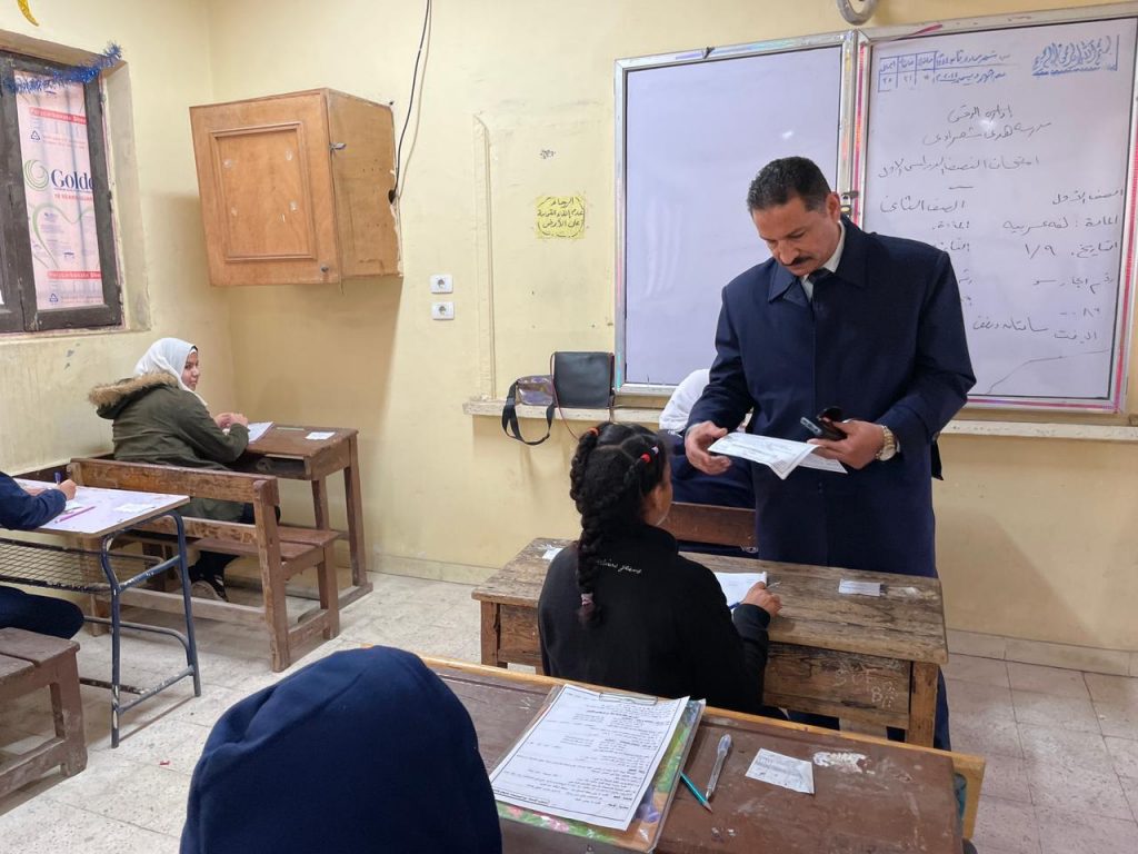 مدير تعليم الجيزة يتفقد إداراتي الدقي وحدائق أكتوبر التعليمية 1 19 2023 638088688412921133 2921696154164