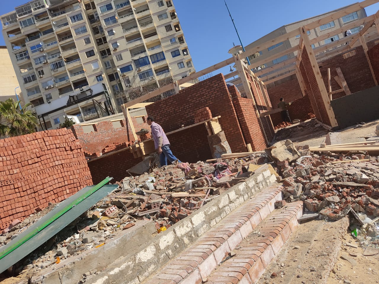 295312 إزالة أعمال بناء مخالف بدون ترخيص داخل نادي المهندسين في الإسكندرية (2)1698306123