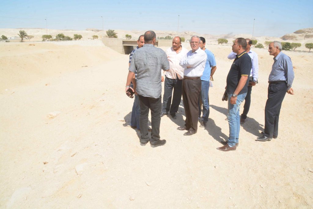 327421 محافظ المنيا يتفقد مخر سيل بالمنطقة الصناعية (2)1696422243