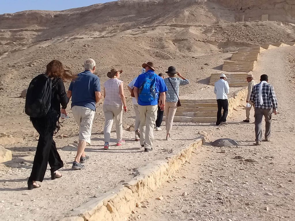 وفد سياحي ألماني فرنسي يزور المناطق الأثرية في المنيا 1 400015 الوفد السياحى يزور المناطق الاثرية بالمنيا1698320223