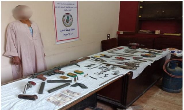 ضبط عاطل لإدارته ورشة لتصنيع وإصلاح الأسلحة النارية والإتجار في المواد المخدرة بالأقصر 1 5668221698226382