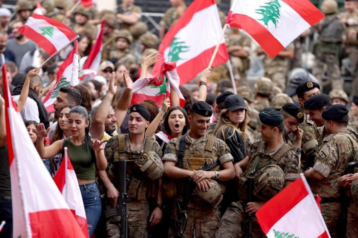 الجيش اللبناني يدعو مواطنيه للتحلي بالمسئولية والتعبير السلمي عن الرأي وعدم التعرض للعسكريين 1 5ed1dd1cbd1d81697656263