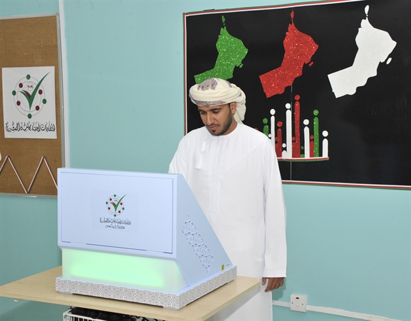 الناخبُون العُمانيون يبدؤون الإدلاء بأصواتهم لاختيار من يمثلهم في عضوية مجلس الشورى للفترة العاشرة 1 600600p437EDNmainimg انتخابات مجلس الشورى للفترة التاسعة ٢٠١٩ ولاية بخاء ٢٧ ١٠ ٢٠١٩ تصوير العمانية ٢11698564783