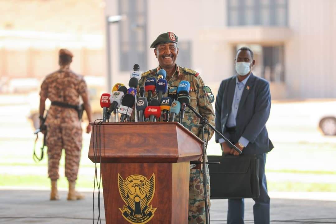 رئيس مجلس السيادة القائد العام للقوات المسلحة بالسودان يلتقي بنائبه ويطمئن على سير العمليات الحربية 1 FB IMG 16323324230781697993223