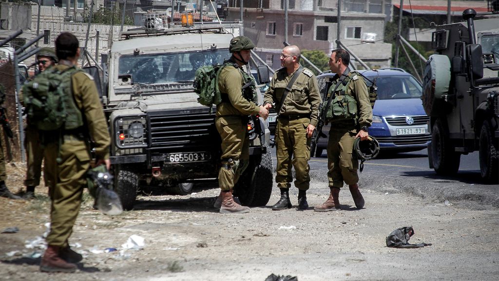 مُستوطنون إسرائيليون يقتلون فلسطينيًا ويصيبون نجله خلال الاعتداء على جنازة شمال الضفة الغربية المُحتلة 1 attack1 11697100905