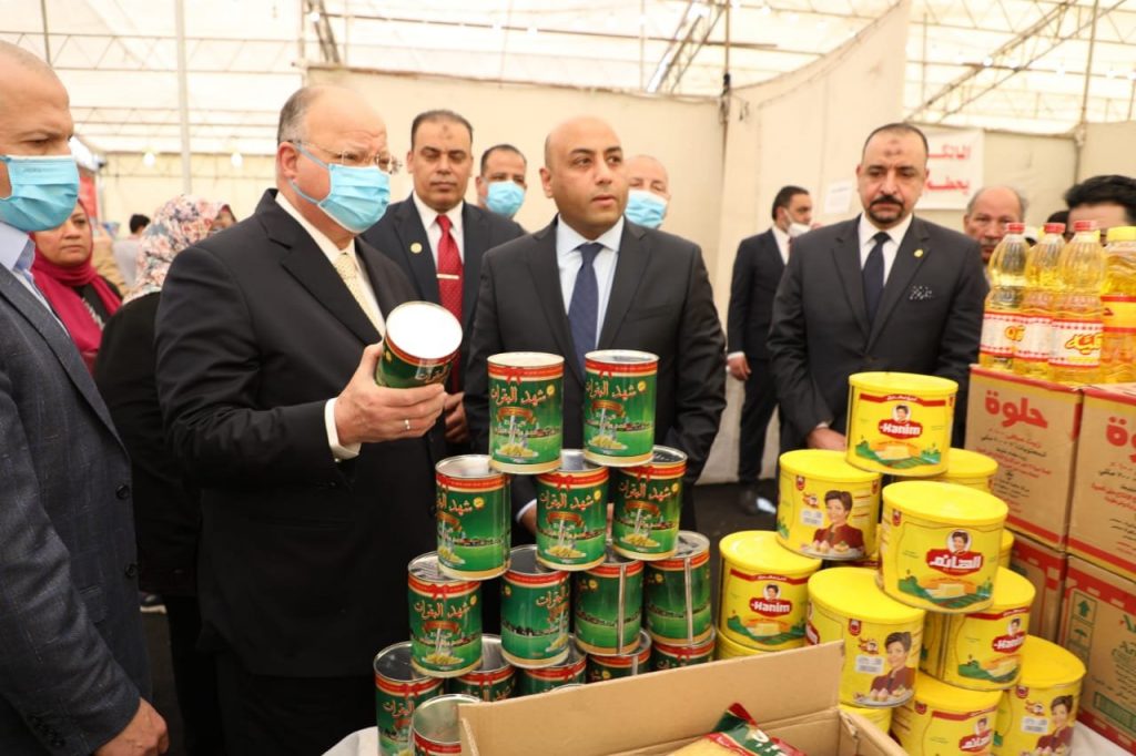 محافظ القاهرة يفاجىء عددا من منافذ بيع السلع بالمنطقة الشمالية لمتابعة تنفيذ مبادرة رئيس الوزراء لخفض الاسعار 1 elaosboa943181698323463