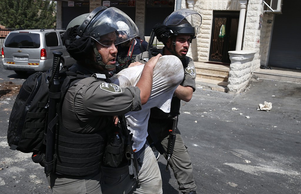 إصابة شاب فلسطيني برصاص الاحتلال الإسرائيلي في القدس بدعوى مُحاولة تنفيذ عملية طعن 1 image1698663304