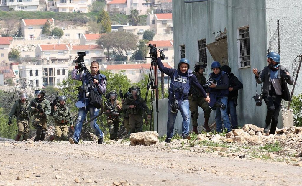 نقابة الصحفيين الفلسطينيين تُحذر من خطورة غلق الاحتلال الإسرائيلي مؤسسات إعلامية بذريعة "أمنية" 1 nTA2S1697817124