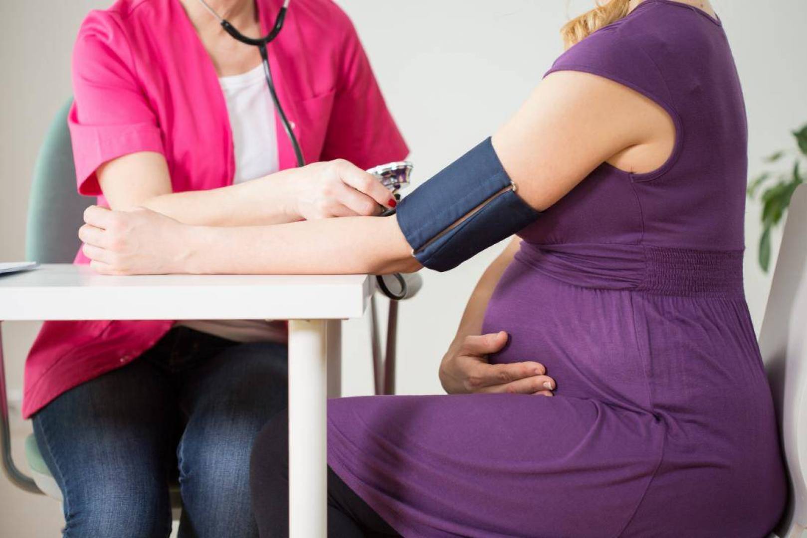 دراسة طبية: سيدة من بين كل 10 سيدات يصبن بارتفاع ضغط الدم عقب الولادة 1 pregnant woman having her blood pressure taken 212775 highres1698692763