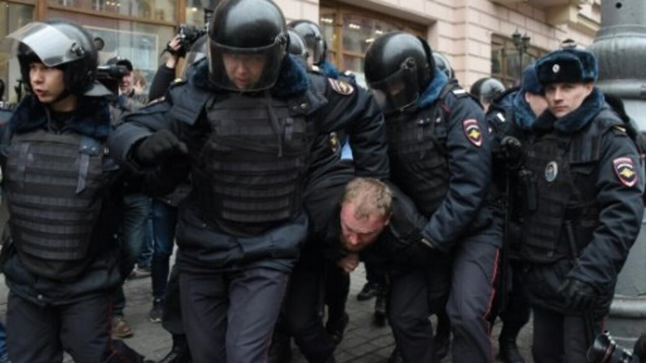 موسكو.. اعتقال 3 مواطنين روس وأوكراني في اليابان للاشتباه في تهريبهم مواد محظورة 1 russie manifestations arrestation 020420171698297603