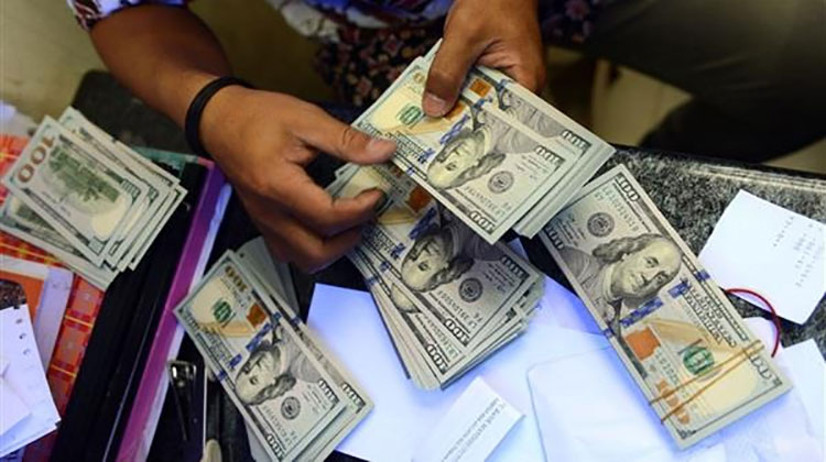 ضبط 4 أشخاص بالقاهرة لقيامهم بالإتجار فى النقد الأجنبي خارج نطاق السوق المصرفي 1 t2w89ej31697879824