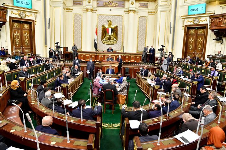 مجلس النواب يستأنف الأحد جلساته بمناقشة علاوة غلاء المعيشة الاستثنائية والضريبة على الدخل وتيسيرات للمصريين بالخارج 1 الأحد النواب يستأنف جلساته العامة لمناقشة مشروعات قوانين واتفاقيات دولية1697131443