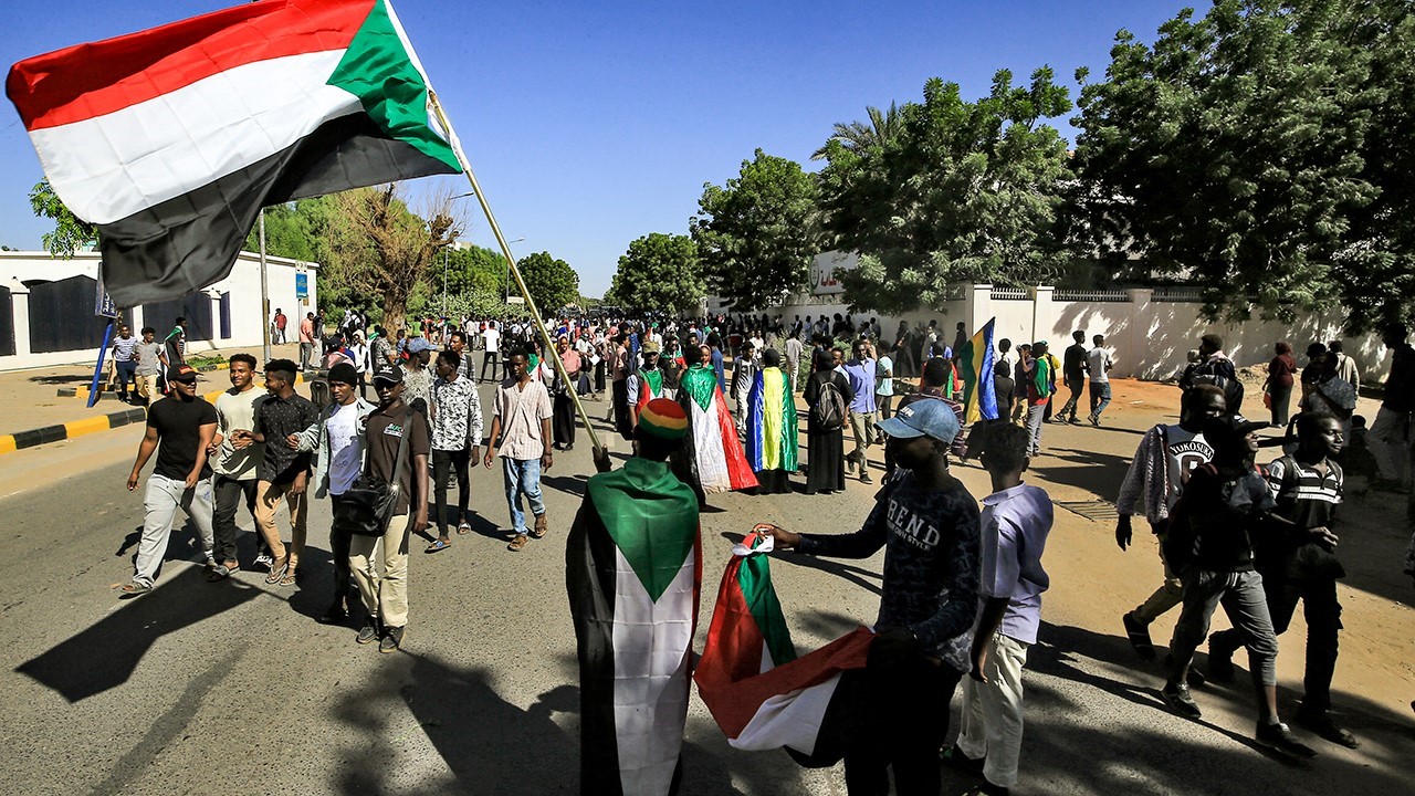 "أبومازن" لـ ماكرون: التصعيد بالمنطقة سببه انسداد الأفق السياسي وعدم تمكين الفلسطينيين من حقوقهم 1 الأزمة1696701424