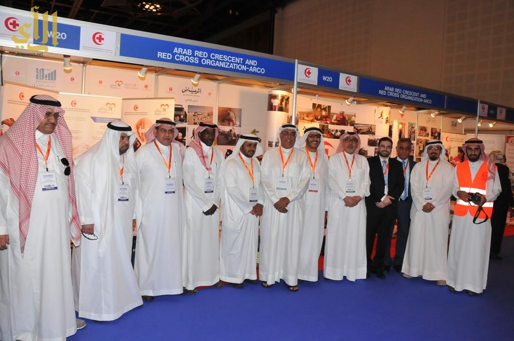 المنظمة العربية للهلال والصليب الأحمر تطالب المجتمع الدولي بوقف الاعتداءات الإسرائيلية على غزة 1 السحيباني يتوسط ممثلي بعض جمعيات الهلال الاحمر الوطنية بجناح المنظمة1697034243