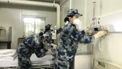 عسكريين صينيين يجهزون مستشفى متنقل لاستقبال المرضى1697704266