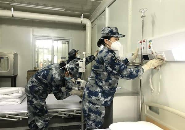 عسكريين صينيين يجهزون مستشفى متنقل لاستقبال المرضى1697704266