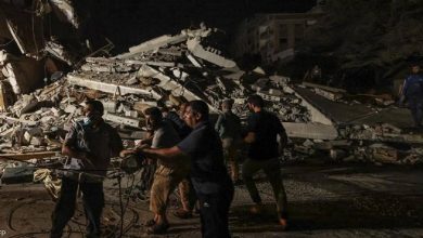 عمليات البحث بين انقاض منزل دمرته غارة اسرائيلية1698228543