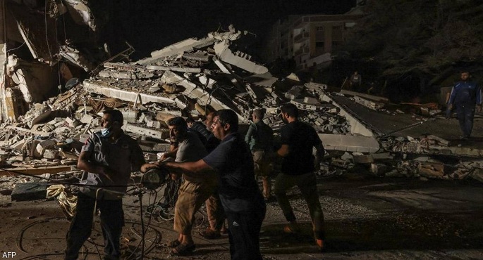 استشهاد 5 فلسطينيين في قصف إسرائيلي على قطاع غزة..والأمم المتحدة تقول إنها مُضطرة لوقف عملياتها بالقطاع لنفاد الوقود 1 عمليات البحث بين انقاض منزل دمرته غارة اسرائيلية1698228543