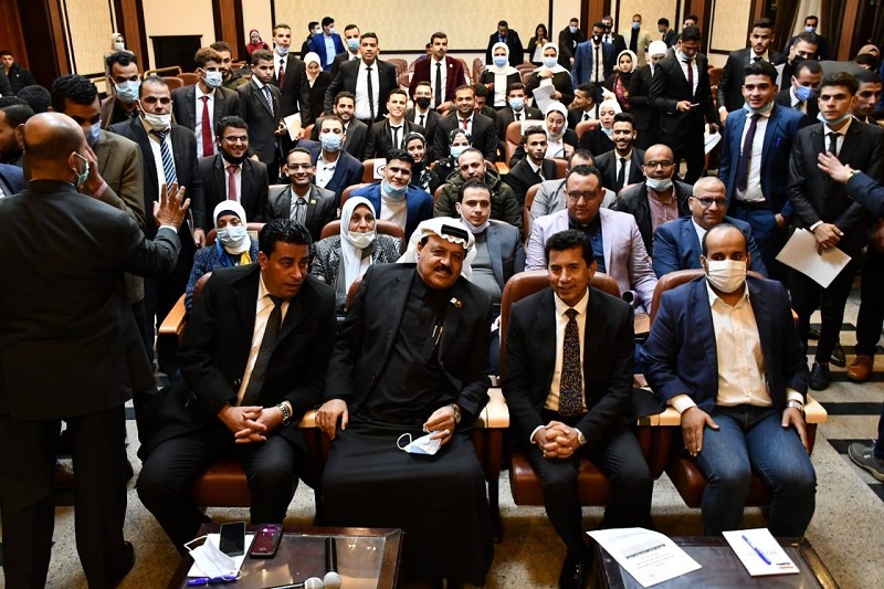 "الشباب والرياضة": 60 من أعضاء برلمان الشباب في الزيارة الثانية لمركز المعلومات ودعم اتخاذ القرار 1 لقاء اشرف صبحى مع نواب البرلمان الشباب 31697117044