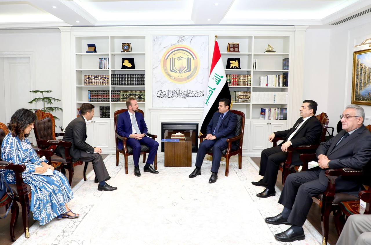 مستشار الأمن القومي العراقي يؤكد مضي بلاده في تنفيذ كافة فقرات الاتفاق الأمني مع إيران 1 مستشار الأمن القومي العراقي قاسم الأعرجي مع سفير الاتحاد الأوروبي ڤيليه ڤاريولا – إنترنت1696256942
