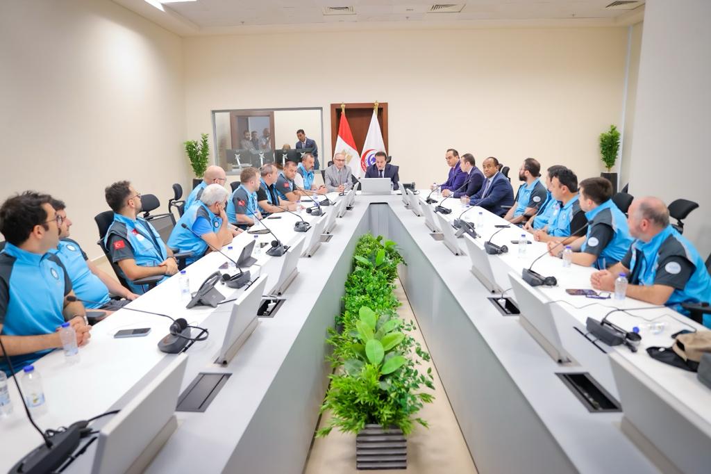 وزير الصحة يلتقي السفير التركي لدى مصر لبحث التعاون لإيصال الإغاثات الطبية لأهالي غزة 1 وزير الصحة والسفير الكوري1698077823
