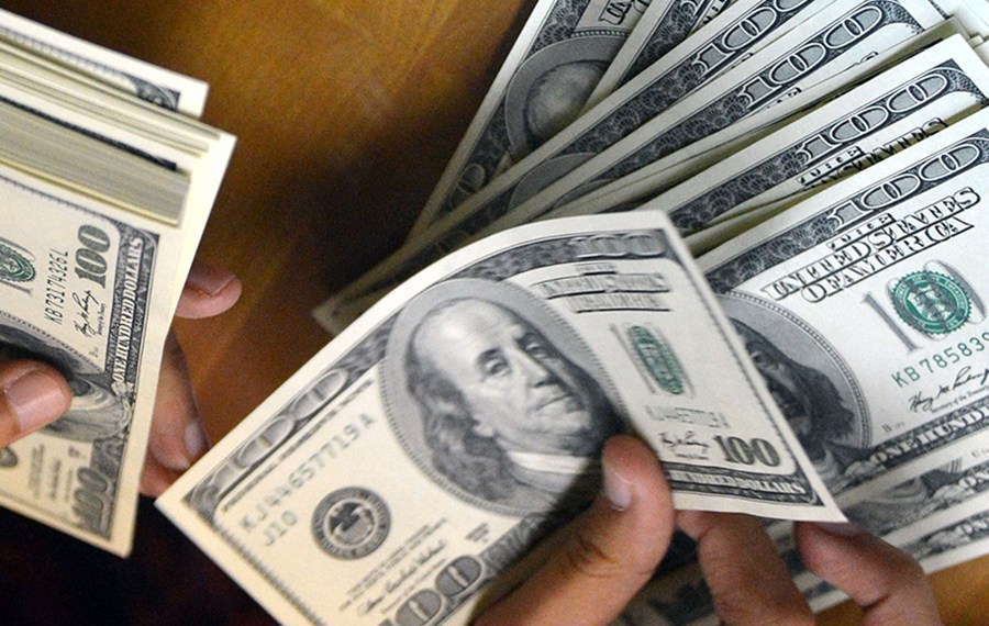 "الفيدرالي الأمريكي" يقرر تثبيت الفائدة لتتراوح بين 5.25 % إلى 5.5 % 1 الدولار1698862683