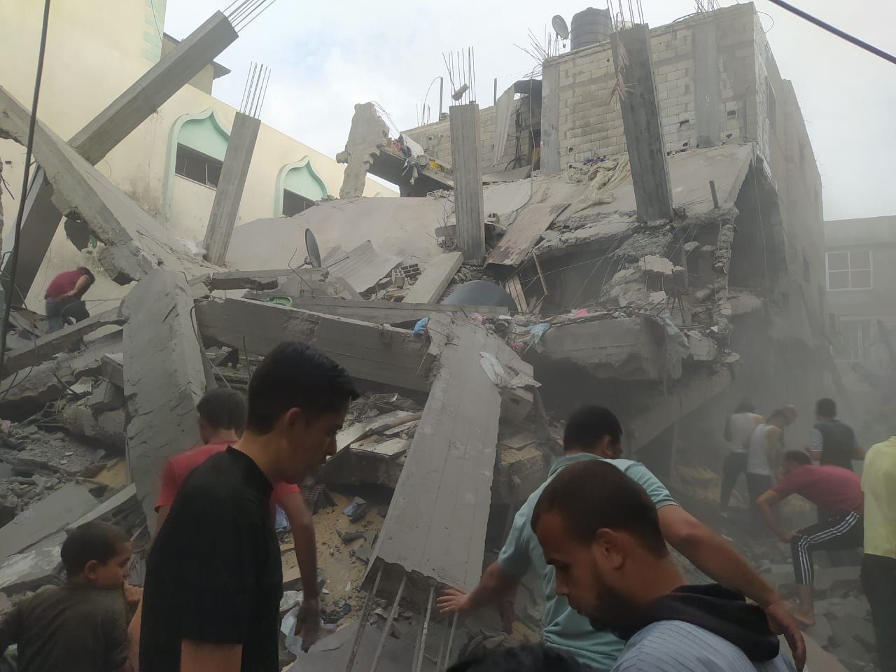 شهداء وجرحى خلال قصف طائرات الاحتلال عدة منازل شرق خان يونس1699801024