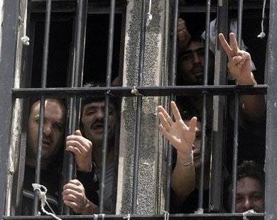 تحرر الأسرى الفلسطينيين الـ 39 المُفرج عنهم من سجن "عوفر" غرب رام الله 1 051123202819733103723384328220811700952723