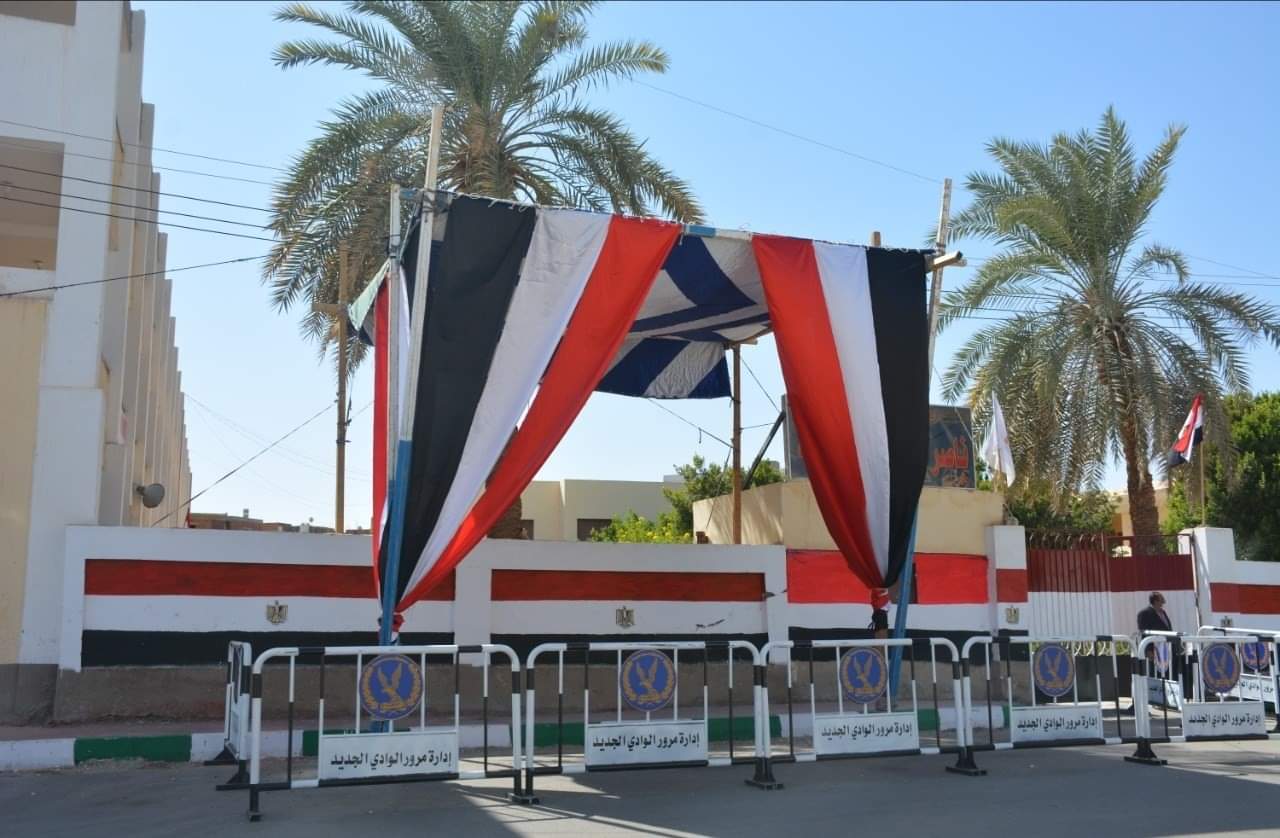 110920 محافظ الوادي الجديد يتفقد تجهيزات اللجان الإنتخابية بمدينة الخارجة (2)1700500684