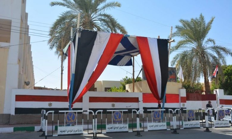 110920 محافظ الوادي الجديد يتفقد تجهيزات اللجان الإنتخابية بمدينة الخارجة (2)1700500684