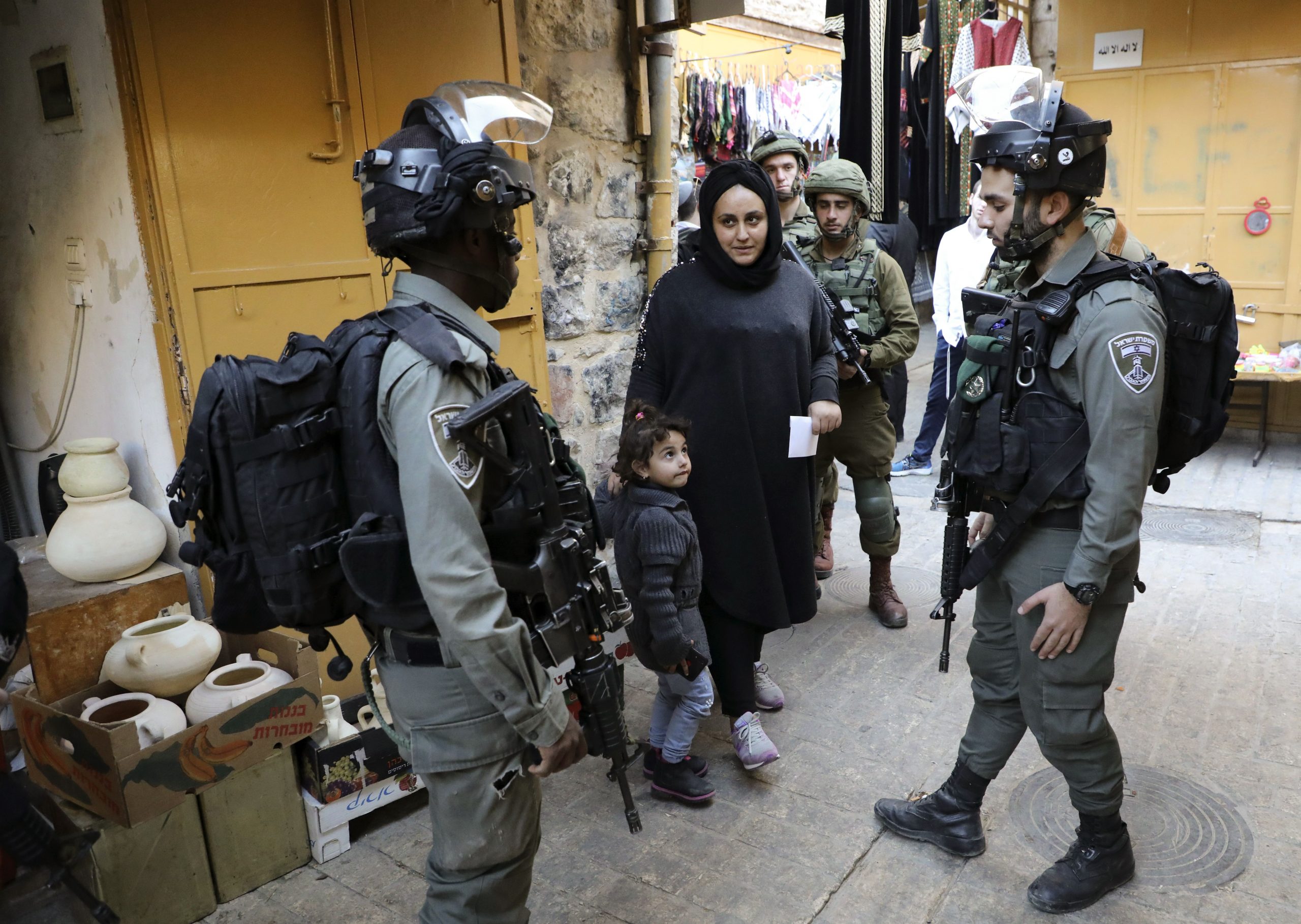 الاحتلال الإسرائيلي يفرج عن دفعة رابعة من الفلسطينيين من سجن "عوفر" ضمن "صفقة التبادل" 1 11898349701701128404 scaled